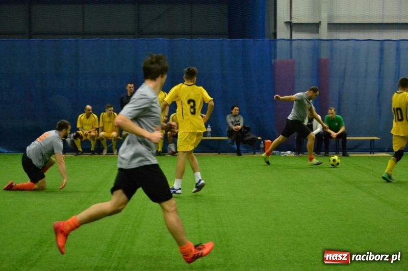 Zdjęcie w galerii na portalu naszraciborz.pl: LKS Owsiszcze z Pucharem Wójta w Halowym Turnieju Piłki Nożnej  wiadomości z regionu