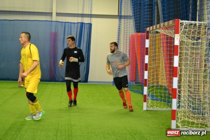 Zdjęcie w galerii na portalu naszraciborz.pl: LKS Owsiszcze z Pucharem Wójta w Halowym Turnieju Piłki Nożnej  wiadomości z regionu