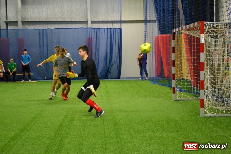 Zdjęcie w galerii na portalu naszraciborz.pl: LKS Owsiszcze z Pucharem Wójta w Halowym Turnieju Piłki Nożnej  wiadomości z regionu