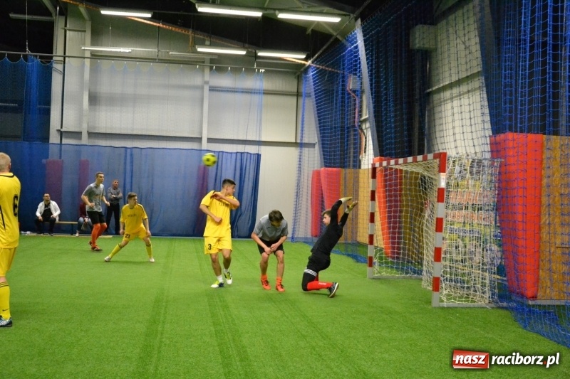 Zdjęcie w galerii na portalu naszraciborz.pl: LKS Owsiszcze z Pucharem Wójta w Halowym Turnieju Piłki Nożnej  wiadomości z regionu