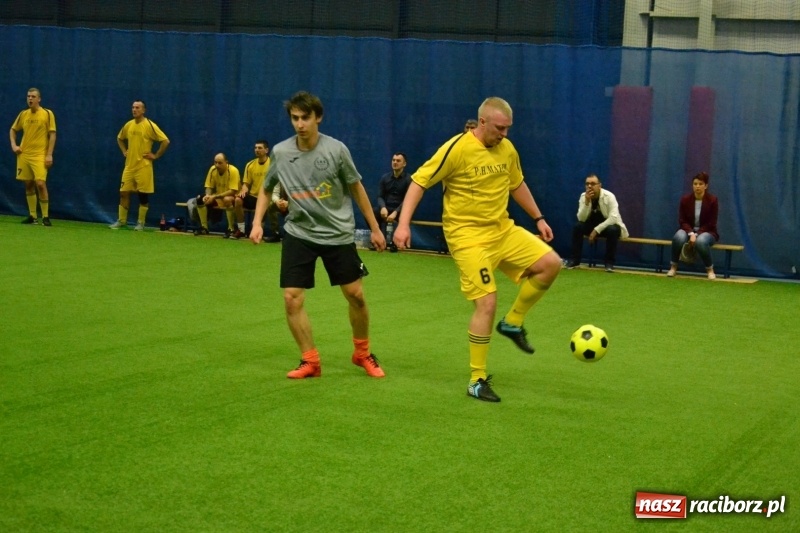 Zdjęcie w galerii na portalu naszraciborz.pl: LKS Owsiszcze z Pucharem Wójta w Halowym Turnieju Piłki Nożnej  wiadomości z regionu