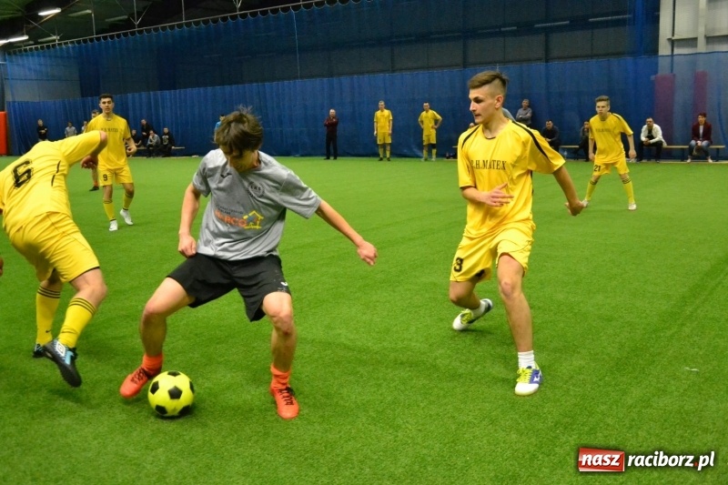 Zdjęcie w galerii na portalu naszraciborz.pl: LKS Owsiszcze z Pucharem Wójta w Halowym Turnieju Piłki Nożnej  wiadomości z regionu