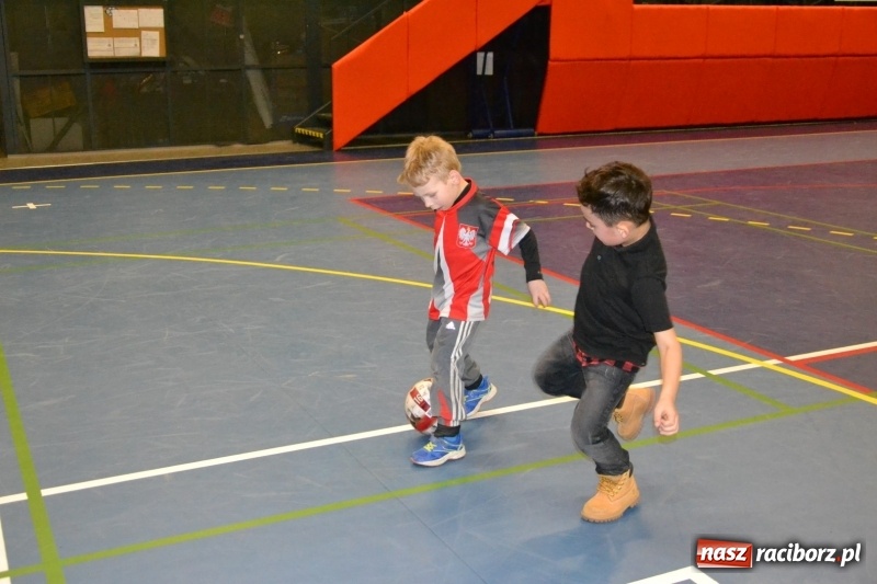 Zdjęcie w galerii na portalu naszraciborz.pl: LKS Owsiszcze z Pucharem Wójta w Halowym Turnieju Piłki Nożnej  wiadomości z regionu