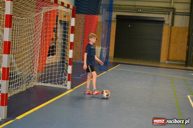 Zdjęcie w galerii na portalu naszraciborz.pl: LKS Owsiszcze z Pucharem Wójta w Halowym Turnieju Piłki Nożnej  wiadomości z regionu