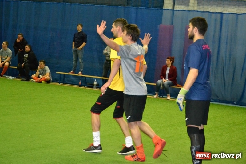 Zdjęcie w galerii na portalu naszraciborz.pl: LKS Owsiszcze z Pucharem Wójta w Halowym Turnieju Piłki Nożnej  wiadomości z regionu