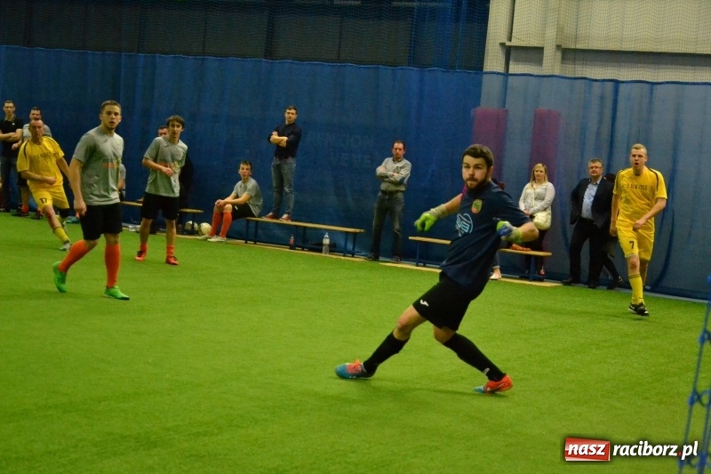 Zdjęcie w galerii na portalu naszraciborz.pl: LKS Owsiszcze z Pucharem Wójta w Halowym Turnieju Piłki Nożnej  wiadomości z regionu