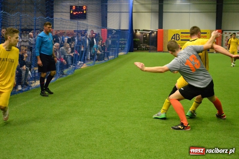 Zdjęcie w galerii na portalu naszraciborz.pl: LKS Owsiszcze z Pucharem Wójta w Halowym Turnieju Piłki Nożnej  wiadomości z regionu