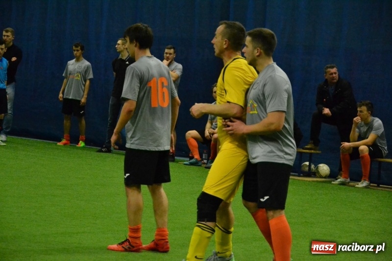 Zdjęcie w galerii na portalu naszraciborz.pl: LKS Owsiszcze z Pucharem Wójta w Halowym Turnieju Piłki Nożnej  wiadomości z regionu