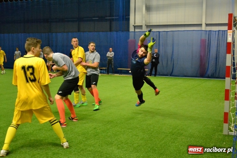 Zdjęcie w galerii na portalu naszraciborz.pl: LKS Owsiszcze z Pucharem Wójta w Halowym Turnieju Piłki Nożnej  wiadomości z regionu