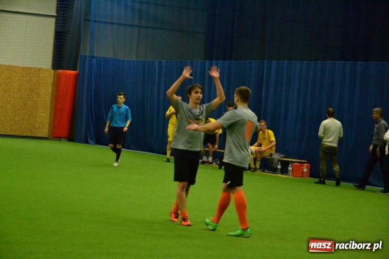 Zdjęcie w galerii na portalu naszraciborz.pl: LKS Owsiszcze z Pucharem Wójta w Halowym Turnieju Piłki Nożnej  wiadomości z regionu