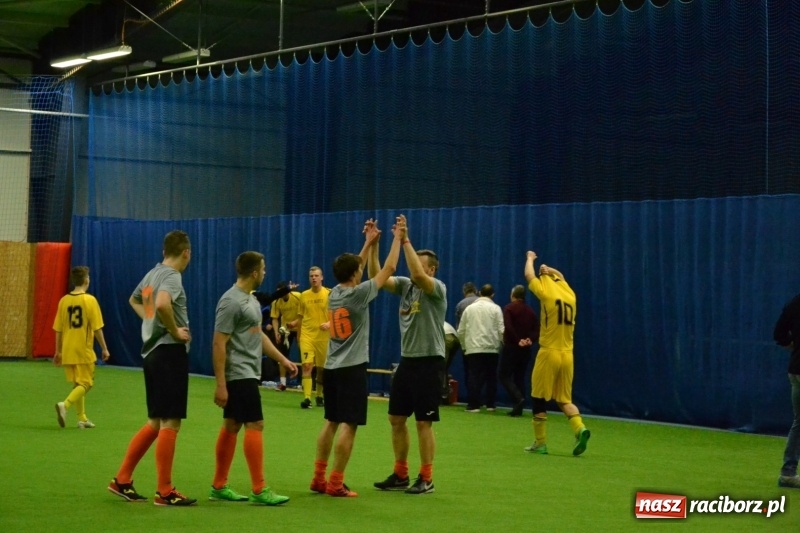 Zdjęcie w galerii na portalu naszraciborz.pl: LKS Owsiszcze z Pucharem Wójta w Halowym Turnieju Piłki Nożnej  wiadomości z regionu