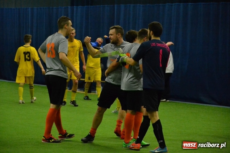 Zdjęcie w galerii na portalu naszraciborz.pl: LKS Owsiszcze z Pucharem Wójta w Halowym Turnieju Piłki Nożnej  wiadomości z regionu
