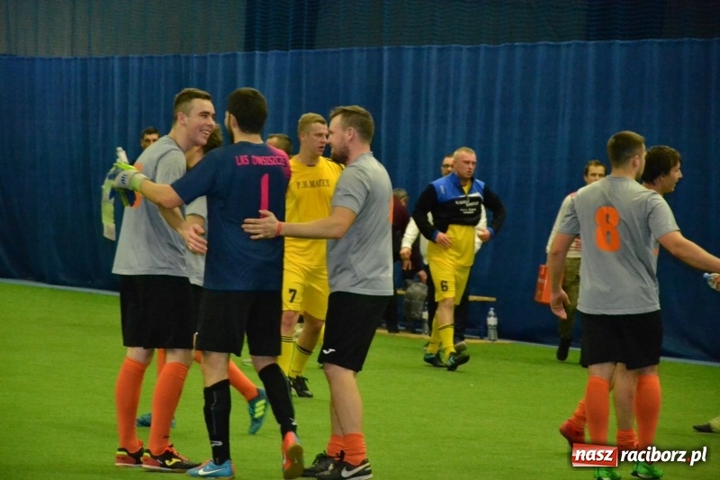 Zdjęcie w galerii na portalu naszraciborz.pl: LKS Owsiszcze z Pucharem Wójta w Halowym Turnieju Piłki Nożnej  wiadomości z regionu