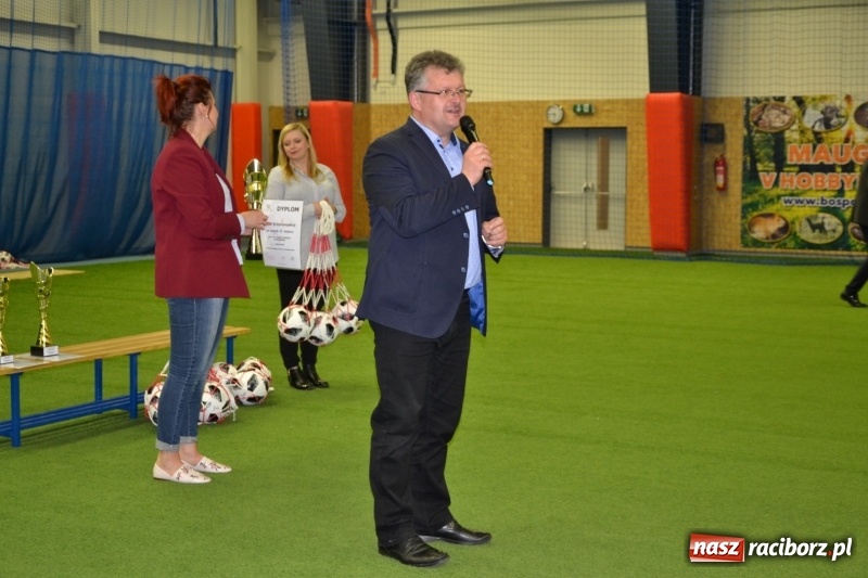 Zdjęcie w galerii na portalu naszraciborz.pl: LKS Owsiszcze z Pucharem Wójta w Halowym Turnieju Piłki Nożnej  wiadomości z regionu