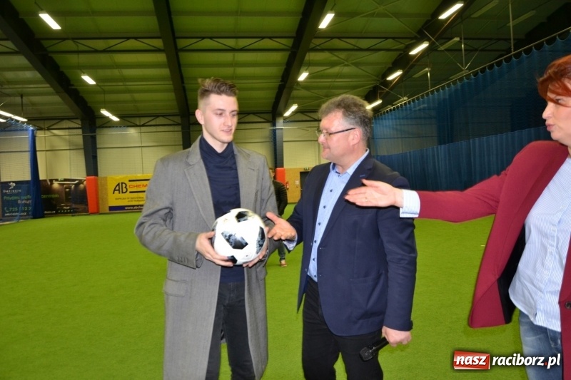 Zdjęcie w galerii na portalu naszraciborz.pl: LKS Owsiszcze z Pucharem Wójta w Halowym Turnieju Piłki Nożnej  wiadomości z regionu