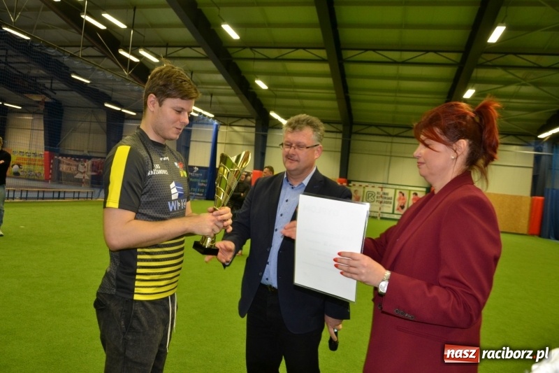 Zdjęcie w galerii na portalu naszraciborz.pl: LKS Owsiszcze z Pucharem Wójta w Halowym Turnieju Piłki Nożnej  wiadomości z regionu
