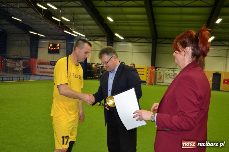 Zdjęcie w galerii na portalu naszraciborz.pl: LKS Owsiszcze z Pucharem Wójta w Halowym Turnieju Piłki Nożnej  wiadomości z regionu