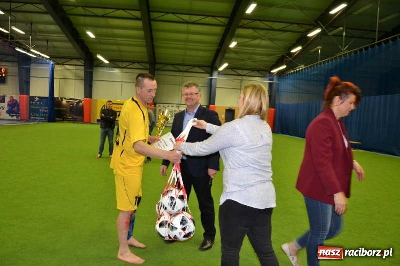 Zdjęcie w galerii na portalu naszraciborz.pl: LKS Owsiszcze z Pucharem Wójta w Halowym Turnieju Piłki Nożnej  wiadomości z regionu