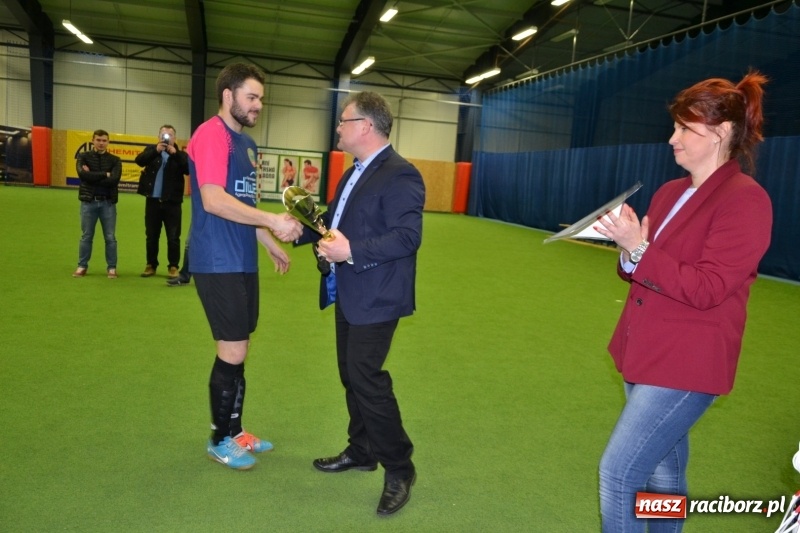 Zdjęcie w galerii na portalu naszraciborz.pl: LKS Owsiszcze z Pucharem Wójta w Halowym Turnieju Piłki Nożnej  wiadomości z regionu