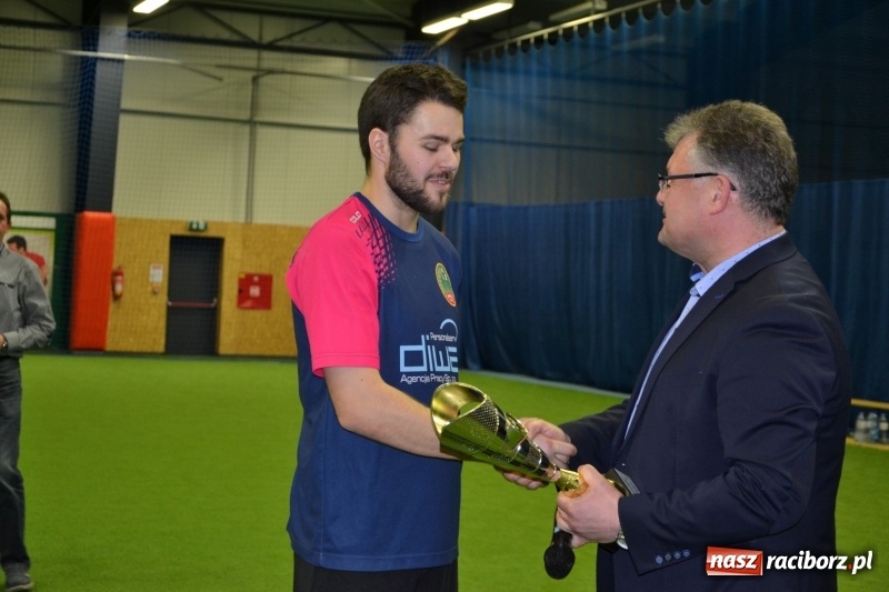 Zdjęcie w galerii na portalu naszraciborz.pl: LKS Owsiszcze z Pucharem Wójta w Halowym Turnieju Piłki Nożnej  wiadomości z regionu