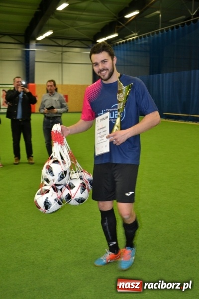 Zdjęcie w galerii na portalu naszraciborz.pl: LKS Owsiszcze z Pucharem Wójta w Halowym Turnieju Piłki Nożnej  wiadomości z regionu