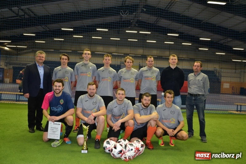 Zdjęcie w galerii na portalu naszraciborz.pl: LKS Owsiszcze z Pucharem Wójta w Halowym Turnieju Piłki Nożnej  wiadomości z regionu