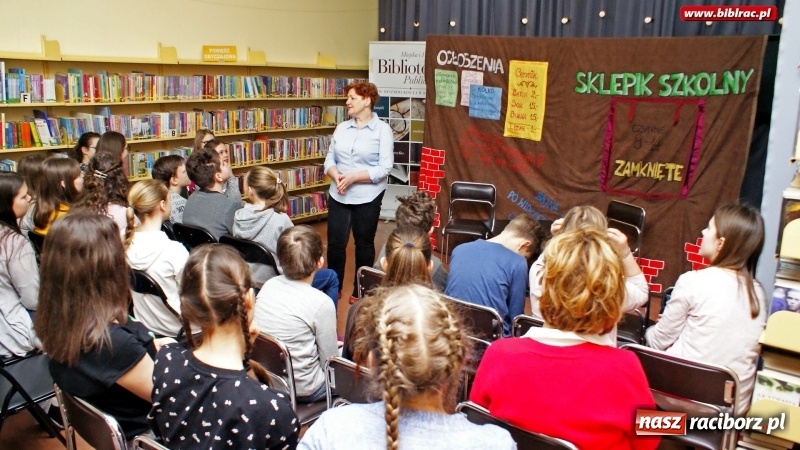Zdjęcie w galerii na portalu naszraciborz.pl: Z pamiętnika kujonki – spektakl o bullyingu w raciborskiej bibliotece wiadomości z regionu