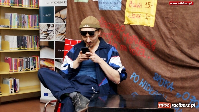 Zdjęcie w galerii na portalu naszraciborz.pl: Z pamiętnika kujonki – spektakl o bullyingu w raciborskiej bibliotece wiadomości z regionu