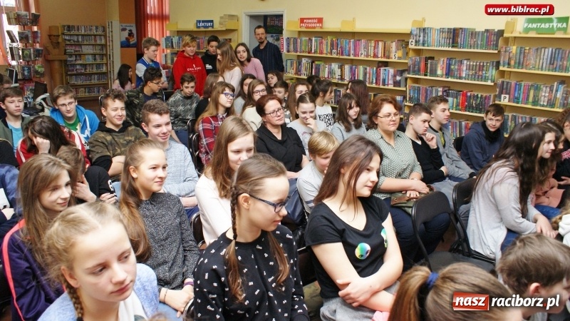 Zdjęcie w galerii na portalu naszraciborz.pl: Z pamiętnika kujonki – spektakl o bullyingu w raciborskiej bibliotece wiadomości z regionu