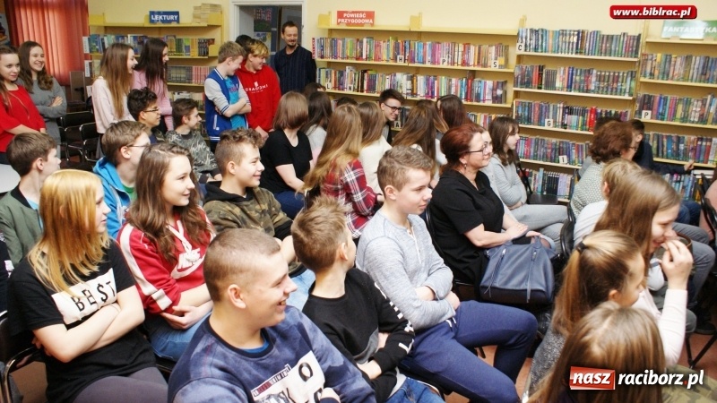 Zdjęcie w galerii na portalu naszraciborz.pl: Z pamiętnika kujonki – spektakl o bullyingu w raciborskiej bibliotece wiadomości z regionu