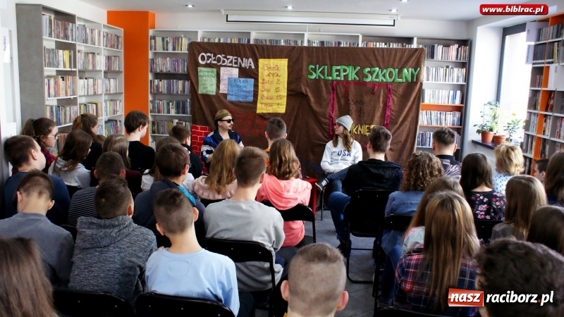 Zdjęcie w galerii na portalu naszraciborz.pl: Z pamiętnika kujonki – spektakl o bullyingu w raciborskiej bibliotece wiadomości z regionu