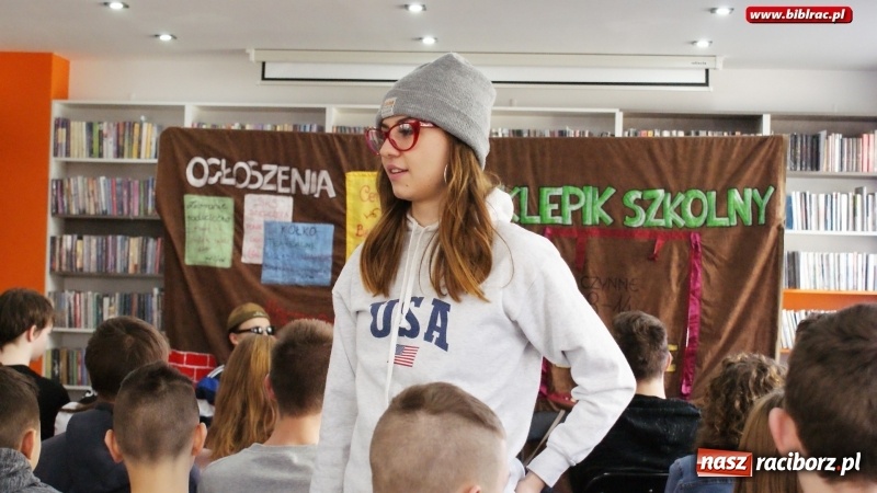 Zdjęcie w galerii na portalu naszraciborz.pl: Z pamiętnika kujonki – spektakl o bullyingu w raciborskiej bibliotece wiadomości z regionu