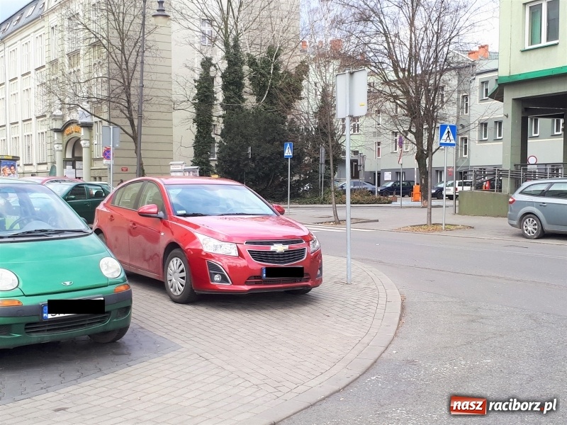 Zdjęcie w galerii na portalu naszraciborz.pl: Mistrz parkowania z ulicy Batorego  wiadomości z regionu