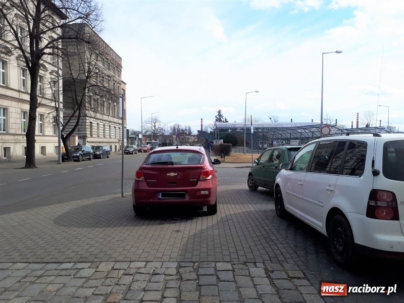 Zdjęcie w galerii na portalu naszraciborz.pl: Mistrz parkowania z ulicy Batorego  wiadomości z regionu