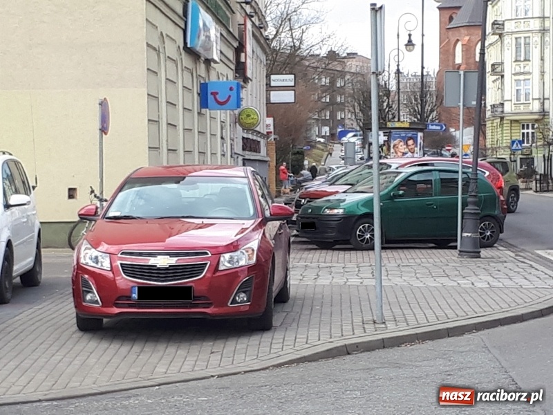 Zdjęcie w galerii na portalu naszraciborz.pl: Mistrz parkowania z ulicy Batorego  wiadomości z regionu