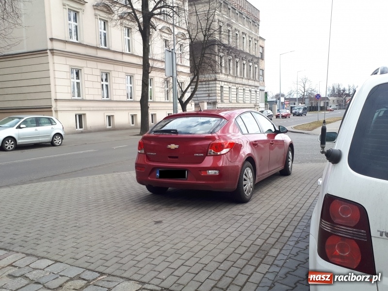 Zdjęcie w galerii na portalu naszraciborz.pl: Mistrz parkowania z ulicy Batorego  wiadomości z regionu
