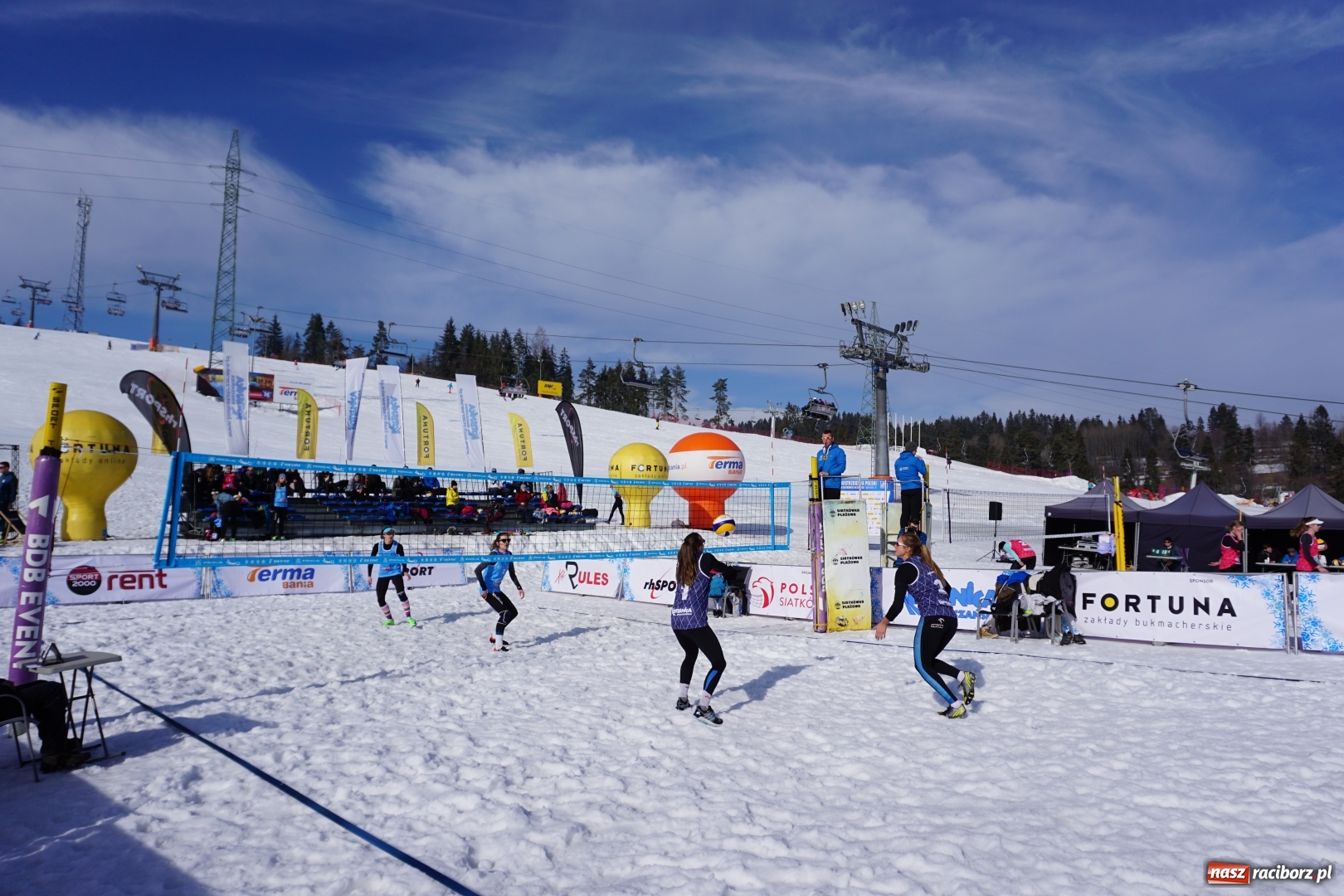 Zdjęcie w galerii na portalu naszraciborz.pl: Monika Brzostek mistrzynią Polski w siatkówce na śniegu wiadomości z regionu