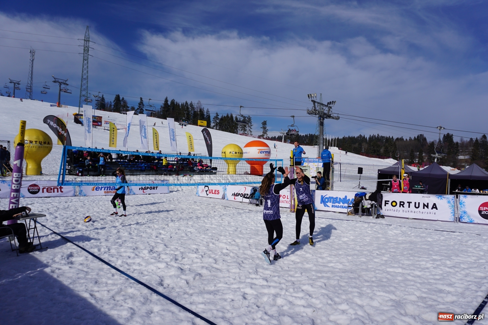 Zdjęcie w galerii na portalu naszraciborz.pl: Monika Brzostek mistrzynią Polski w siatkówce na śniegu wiadomości z regionu