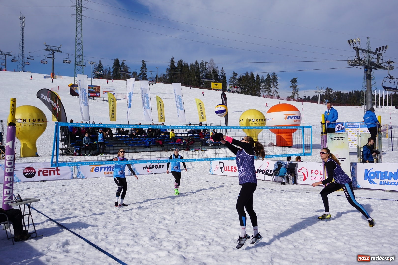 Zdjęcie w galerii na portalu naszraciborz.pl: Monika Brzostek mistrzynią Polski w siatkówce na śniegu wiadomości z regionu