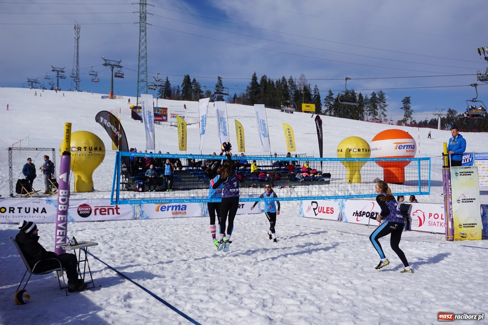 Zdjęcie w galerii na portalu naszraciborz.pl: Monika Brzostek mistrzynią Polski w siatkówce na śniegu wiadomości z regionu