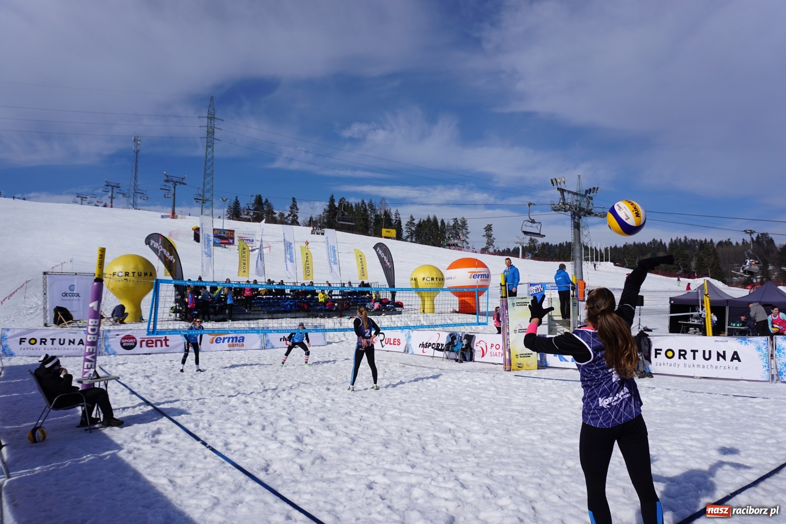 Zdjęcie w galerii na portalu naszraciborz.pl: Monika Brzostek mistrzynią Polski w siatkówce na śniegu wiadomości z regionu