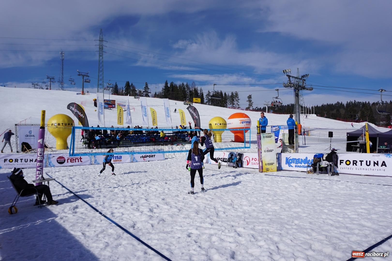 Zdjęcie w galerii na portalu naszraciborz.pl: Monika Brzostek mistrzynią Polski w siatkówce na śniegu wiadomości z regionu