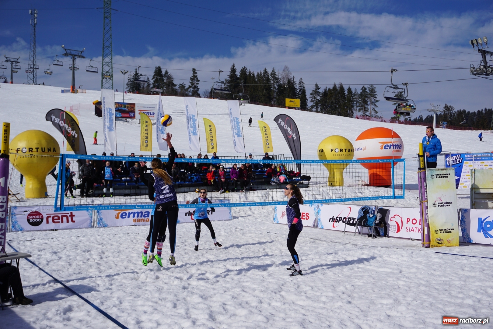 Zdjęcie w galerii na portalu naszraciborz.pl: Monika Brzostek mistrzynią Polski w siatkówce na śniegu wiadomości z regionu