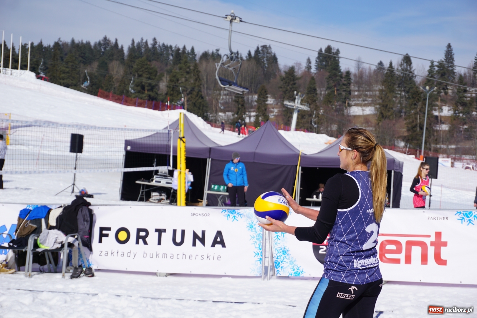 Zdjęcie w galerii na portalu naszraciborz.pl: Monika Brzostek mistrzynią Polski w siatkówce na śniegu wiadomości z regionu