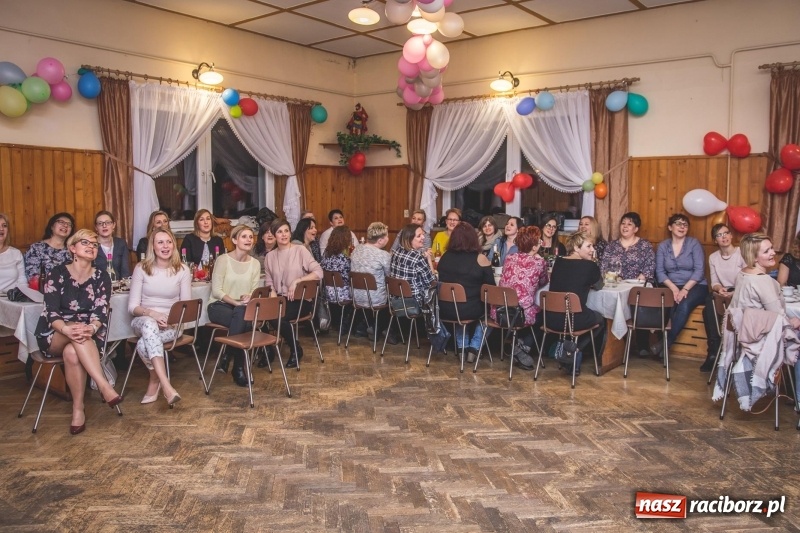 Zdjęcie w galerii na portalu naszraciborz.pl: Dzień Kobiet w Wojnowicach na wesoło  wiadomości z regionu
