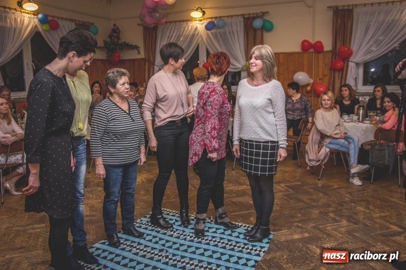 Zdjęcie w galerii na portalu naszraciborz.pl: Dzień Kobiet w Wojnowicach na wesoło  wiadomości z regionu