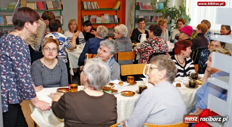 Zdjęcie w galerii na portalu naszraciborz.pl: Dzień Kobiet z Książką w bibliotece na Żorskiej wiadomości z regionu