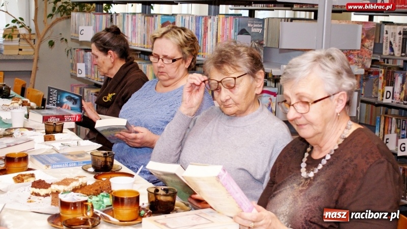 Zdjęcie w galerii na portalu naszraciborz.pl: Dzień Kobiet z Książką w bibliotece na Żorskiej wiadomości z regionu