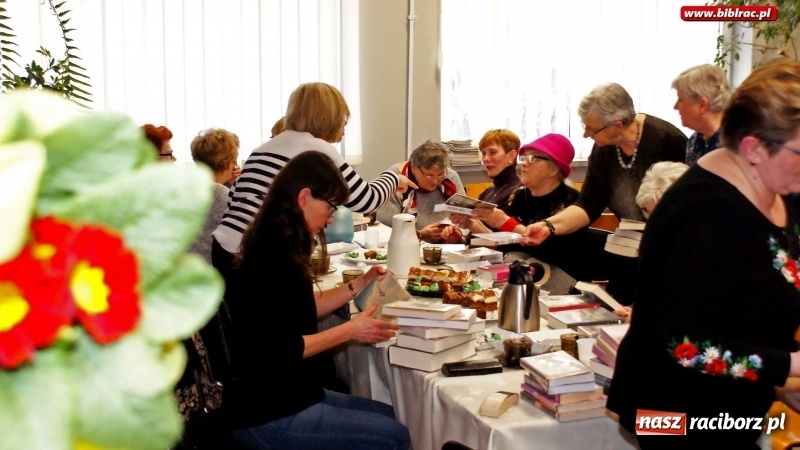 Zdjęcie w galerii na portalu naszraciborz.pl: Dzień Kobiet z Książką w bibliotece na Żorskiej wiadomości z regionu