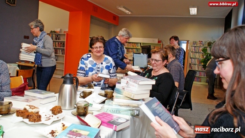 Zdjęcie w galerii na portalu naszraciborz.pl: Dzień Kobiet z Książką w bibliotece na Żorskiej wiadomości z regionu